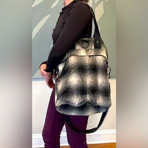 lululemon bag with many pockets!